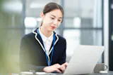 デスクワークをしている女性