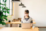 デスクワークをしている女性