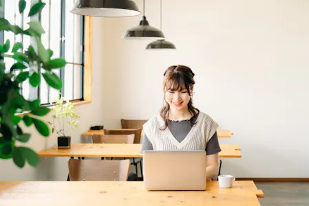 デスクワークをしている女性