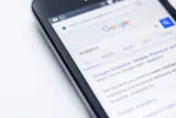 スマートフォンでGoogleの検索エンジンの画面が表示